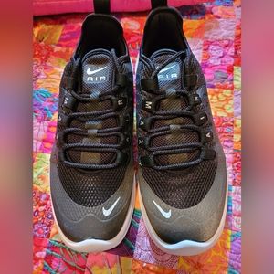 Nike Air Max Axis (Womens)